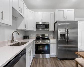 4Beds + Safe & Quiet! 10toAirport & 15toDowntown! - Antioch - Keuken