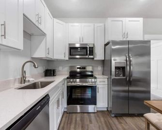 4Beds + Safe & Quiet! 10toAirport & 15toDowntown! - Antioch - Kitchen