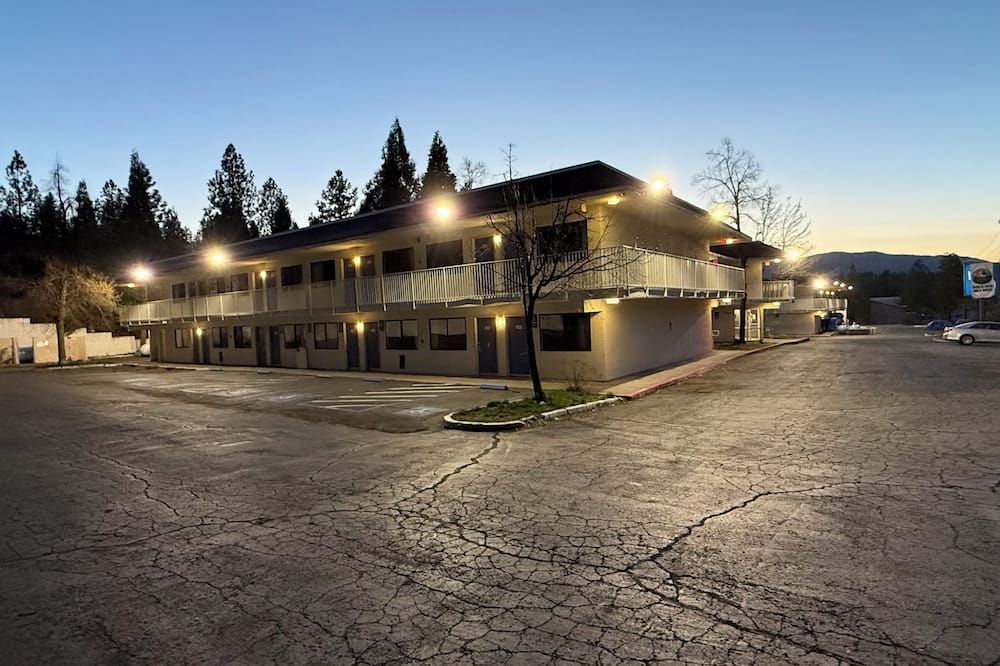 Shasta Vista Inn & Suites - Weed - Budova