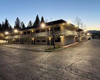 Shasta Vista Inn & Suites - Weed - Gebäude