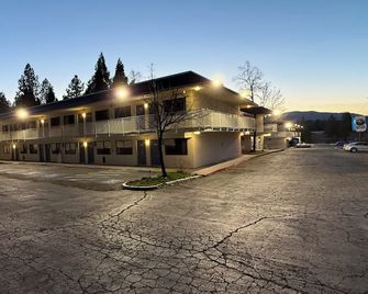 Shasta Vista Inn & Suites - Weed - Budova