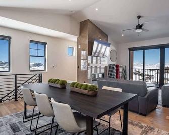 Penthouse in the Pines - Granby - Comedor