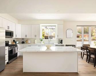 Ocean Beach Getaway with Peek Views - San Diego - Keittiö