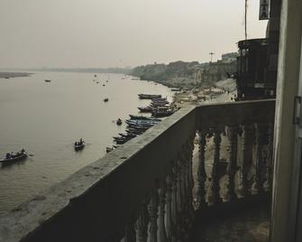 Dwivedi Hotels Palace On Steps - Varanasi - Balcony