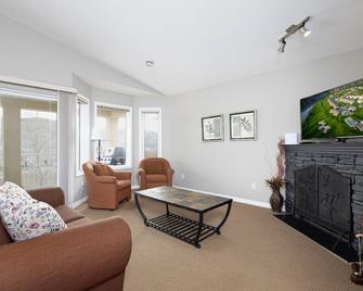 Paradise Canyon Golf Resort Signature Luxury Villa 382 - Lethbridge - Living room