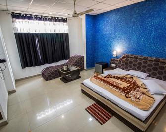 Hotel Natraj - Pachmarhi - Schlafzimmer