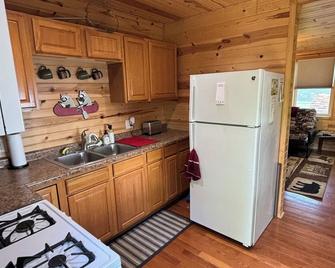 Cozy Lakeside Cabin with a sauna, fireplace beautiful vies & Pet friendly! - Mora - Cocina