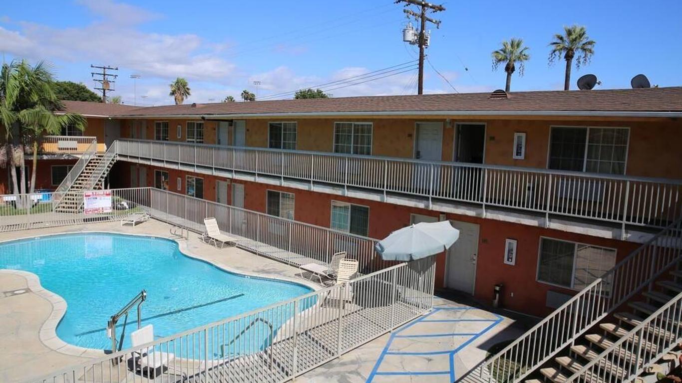 Chateau Inn & Suites