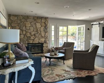 Spacious 4-bedroom house with WiFi and AC in fantastic Los Angeles - Los Angeles - Living room