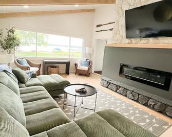 Renovated Modern Lake Front Oasis/ Dog Friendly w/ fenced in area - Forest Lake - Sala de estar