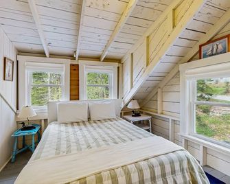 Bayfront cottage with fantastic views & minutes to downtown - dog-friendly - Boothbay Harbor - Bedroom