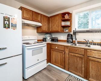 The Shoreline- Beach Access, Ocean Views - Kodiak - Kitchen