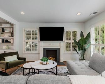 Sunset House - Luxury Pool and Hot Tub Retreat - 댈러스 - 거실