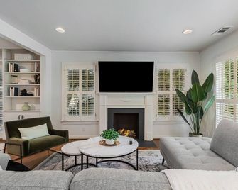 Sunset House - Luxury Pool and Hot Tub Retreat - Dallas - Vardagsrum