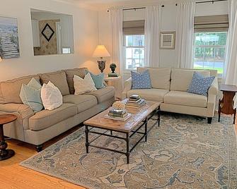 Goose Creek Cutie 4 bedrooms- downtown,beaches, Summerville, naval - Goose Creek - Living room
