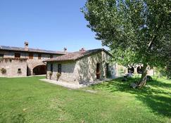 Beautiful 4-bed Detached House in the Middle of the Estate - Todi - Toà nhà