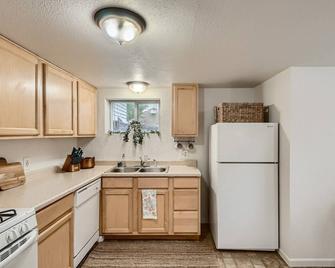 1440 Fenton St - Lakewood - Cocina