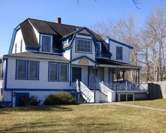 Desirable West Harwich location with 6 Bedrooms and 6 Full bathrooms - Harwich - Building