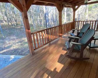 Weekend Getaway Cabin - Farmville - Balkon