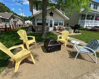 5 bedroom Lakefront Home For Relaxing and Entertaining with pontoon. - Jackson - Patio