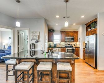 Walk to Beach Galveston Home with Golf Cart! - Galveston - Cucina