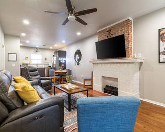 The Good Vibes House in Chickasha, OK! - Chickasha - Living room