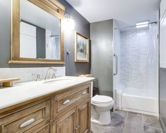 Peaceful Lake George Getaway - 3 Mi to Beach! - Lake George - Bathroom