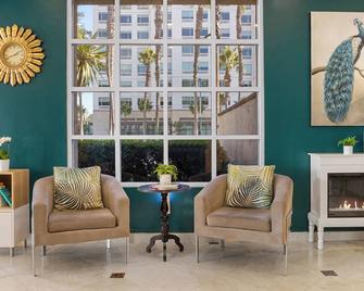 Cozy Suite Steps Away From Disneyland w/ Resort Pool & WiFi - Anaheim