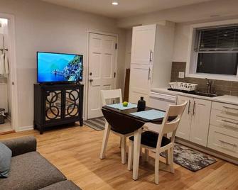 Modern 1 bedroom apartment in very convenient location. - Mount Prospect - Dining room
