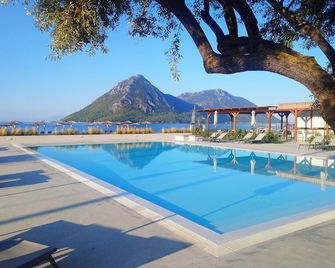 코스타 이오니카 미티카스 해변 호텔 - 미티카스 - 수영장