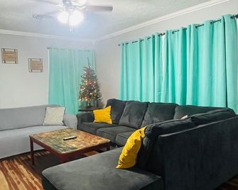 Near Casino's, Beach & Downtown Lake Charles! - Westlake - Living room