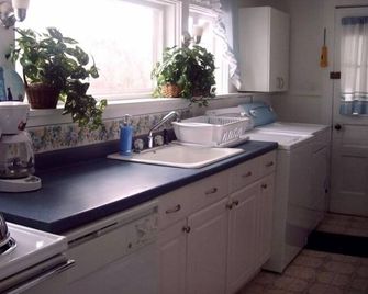 Spacious Comfortable Charming Family Farmhouse Great Location - Lee - Kuchyň