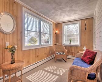 Bristol Home with Pool about 3 Mi to Dtwn and Beach! - Bristol - Sala de estar