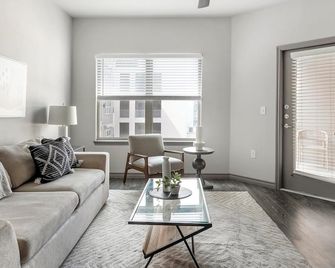 Landing | Chic 1bd, Game Room, Rooftop Lounge - Fort Worth - Living room