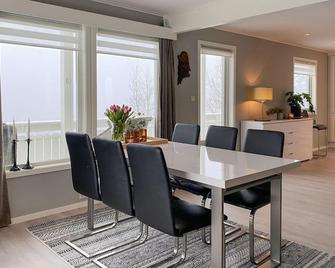 Awesome home in Olden with WiFi - Olden - Dining room