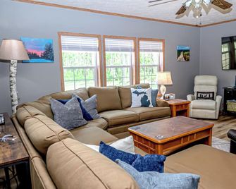All Seasons getaway 2 mi from ORV/Snowmobile trails w/game room in Roscommon - Roscommon - Sala de estar