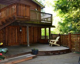 Cozy Glamping Cottage Rental with Hot Tub near Vancouver - Sechelt - Patio