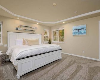 New Listing! Beautiful well appointed Woahink lake area home w/ gas grill and fire pit - Florence - Slaapkamer