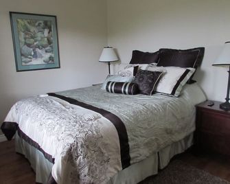 New Self Contained- Beautiful Mt. View- Bungalow - Palmer - Habitación