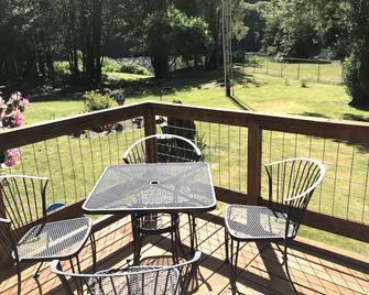 Fish, Hunt Or Relax - Riverfront Cozy 2bd Cabin On Umpqua River Fenced 1.5 Acres - Scottsburg - Balcón