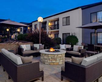 Courtyard by Marriott Pittsburgh Airport - Coraopolis - Innenhof