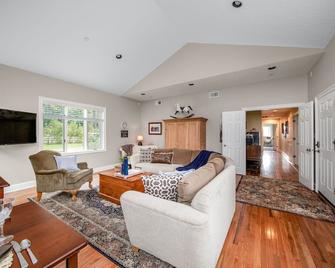 Spacious Suite on Oregon Equestrian Estate - Tualatin - Living room