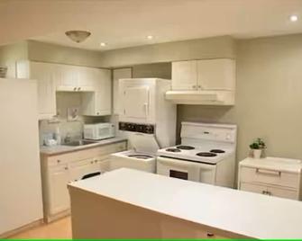 Spacious Basement Apt Open Concept wth Separate Entrance No Walls Dividing Rooms - Pickering - Cocina