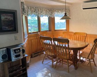 Cozy condo in the White Mountains- Close to Storyland! - Intervale - Dining room