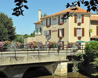 Logis Le Cheval Blanc et Le Clovis - Vouillé - Edificio