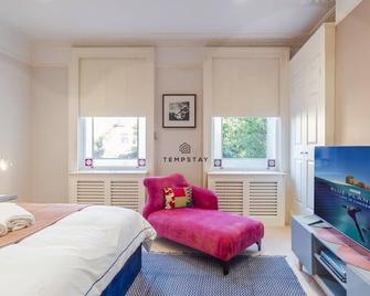 5 Min To Castle & Shops - Charming Character Home - Windsor - Bedroom