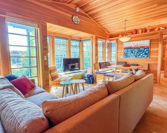 Grand Marais House of Light - Grand Marais, MN - Cascade Vacation Rentals - Grand Marais - Вітальня