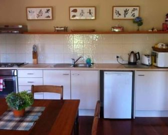 Small farm living beautiful mountain views- acres of spectacular country garden - Bellawongarah - Kitchen