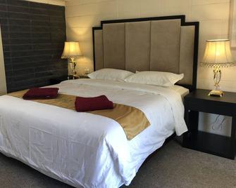 Inland Oasis Motel - Mount Isa - Bedroom
