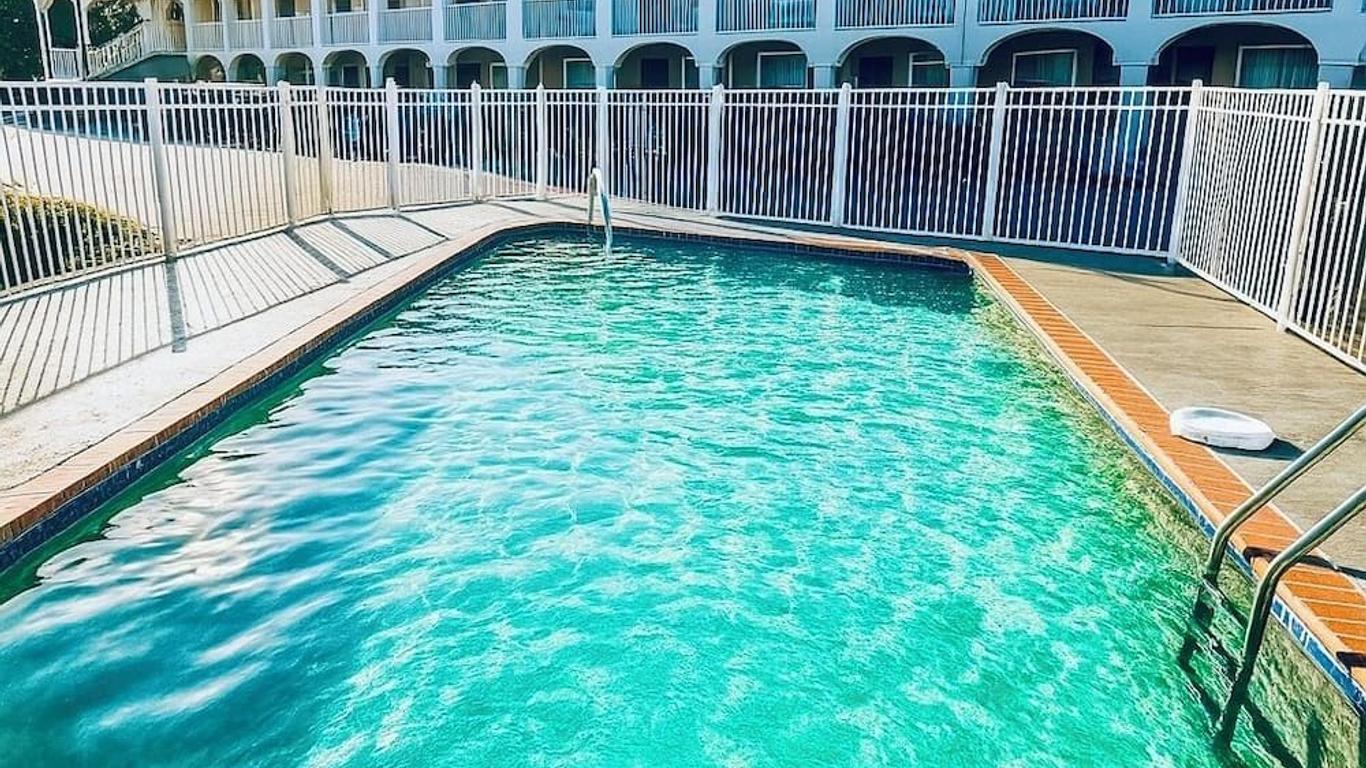 Days Inn by Wyndham Bradenton I-75